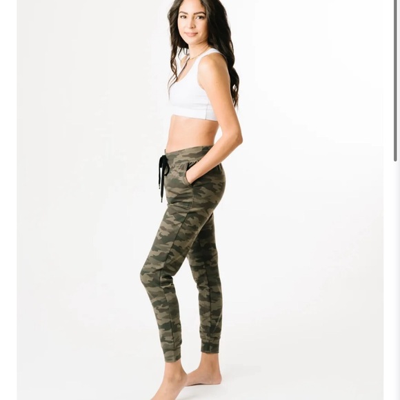 🌙 Zyia Active. Green Camo Unwind Joggers. NWOT. Fits TTS. Size XXXL - Picture 4 of 7